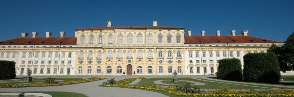 Die Haupteingangseite der Residenz, die Länge beträgt über 300 m. Der Kurfürst lebte bei Baubeginn in der Hoffnung, die Königs- und Kaiserwürde zu erreichen
