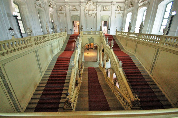 Am Treppenantritt ist die Durchfahrt zu erkennen und in Verlängerung des Treppenaustrittes befindet sich der Kaisersaal
