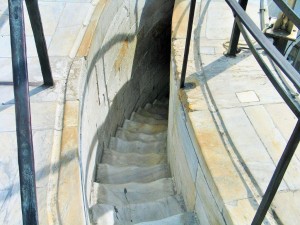 Der gewundene Aufgang zwischen dem Mauerwerk vom vom Glockenturm zur obersten Aussichtsplattform 